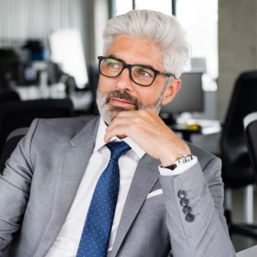 mature-businessman-in-gray-suit-in-the-office-PSEXZSV